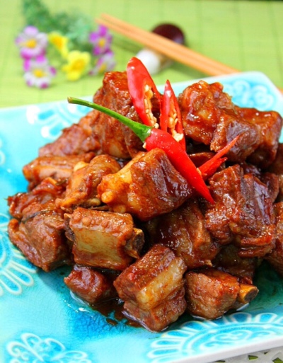 （柱候啤酒烧排骨）食材：猪肋排、啤酒、柱候酱、葱姜、做法：猪肋排清洗斩块.在生姜开水中焯水.清洗后备用.锅中倒少量植物油.生姜片爆香.倒入焯水后的猪排骨翻炒.直到变色微黄.倒入啤酒淹没排骨的量.放入葱.舀入柱…