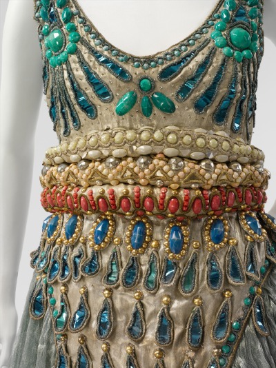 化装服装 （Fancy Dress Costume），Paul Poiret，1911 早在二十世纪狄亚格烈的俄罗斯舞蹈团，绝对地，在巴黎重燃对东方口味在欧洲其充满异国情调的布景和服装。 他擅长史蒂文斯与幻想的东方影响的西方服饰。他的一…