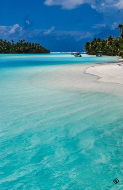 Cook Islands。库克群岛又译科克群岛，是一个位在南太平洋上，介于法属波利尼西亚与斐济之间，由15个岛屿组成的群岛，其命名起源于远征探索南太平洋，发现了许多岛屿的詹姆斯·库克船长，是新西兰的自由联合国。旅游…