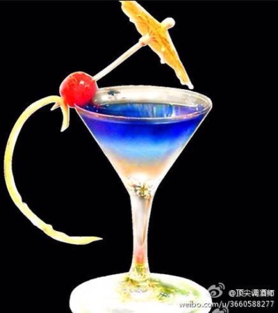 【蓝色之恋】蓝色控，爱那份清新与浪漫~材料:3/4oz百加德(白色) 3/4oz蓝香橙利口酒 2oz酸甜汁 3oz 菠萝汁 制作：把材料倒入装满冰的摇壶中,摇动3-5下,摇动时间不要太长,手的热量会将冰融化,破坏口感.将摇动过的酒倒…