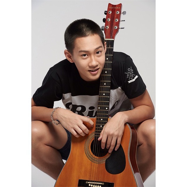 泰语名：ชลธร คงยิ่งยง 绰号：กัปตัน（Captain） 出生年月：1998年2月2日 身高：180cm(成长中) 年龄：16岁 体重：68kg 爱好：音乐 教育：玛希隆大学国际示范学校（MUIDS） IG：ccaptainch 电视剧作品： 2014年《为爱所困》（lovesick the series）饰演No （音乐社社长） 音乐作品： 《为爱所困》OST《乞求》 MV《乞求》 船长在为爱所困里演的太可爱了~