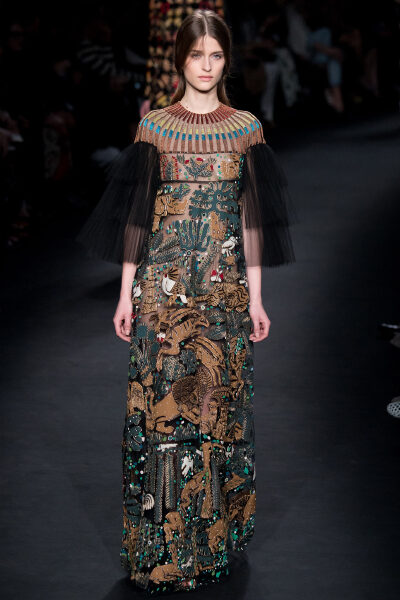 Valentino Fall 2015 Ready-to-Wear。华伦天奴2015巴黎时装周秋冬高级成衣发布。作为专出仙女礼服的Valentino，没想到设计师二人组玩起简约、几何也毫不逊色。本季以两位艺术家（一位是时装设计师Emilie Louise Flög…