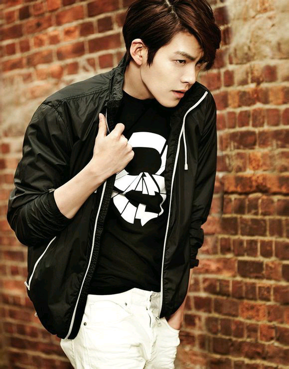 金宇彬（Kim Woo Bin），原名金贤中，1989年7月16日出生于韩国首尔，韩国演员、模特。2008年，金宇彬开始在首尔时装周登台走秀，成为专业的时装男模2012年，加入SidusHQ公司，正式更名为“金宇彬”；同年，在电视剧《学校2013》中饰演转学生朴兴秀而走红，并因此获得大田电视剧节APAN Star Awards新人男演员奖，及百想艺术大赏新人奖提名。在电视剧《继承者们》中饰演崔英道一角而引发广泛回响，跻身韩国一线男星之列，并获得国剧盛典海外人气男演员奖和SBS演技大赏十大明星奖同年，2014年，主演的电影《高手们》（又名《技术者们》）12月24日在韩国上映。