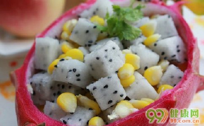 夏日甜品＃抗衰老＃补充维c＃火龙果＃【火龙果牛奶冰】很适合夏天哦~ 步骤：①火龙果冰镇；②牛奶用冰格子做成一块一块；③火龙果切块；④把结块的牛奶放进杯子，和火龙果一起。（可加入其他水果配色）