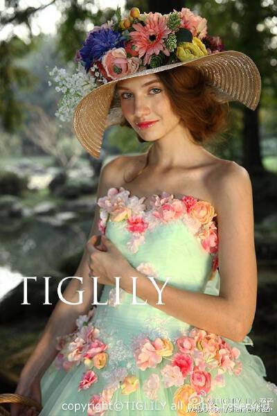 奇幻多彩的日本婚纱品牌TIGLILY推出了一个华丽的新2015春夏婚纱系列，不同的颜色和面料巧妙地装饰着鲜花和花边，摇身一变就像置身爱丽丝梦游仙境。