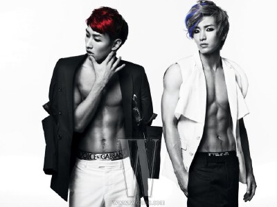 Super Junior为韩国《W》杂志拍摄的最新写真完整版终于曝光。浓艳色彩配合成员们冷峻的表情，潮范儿十足。