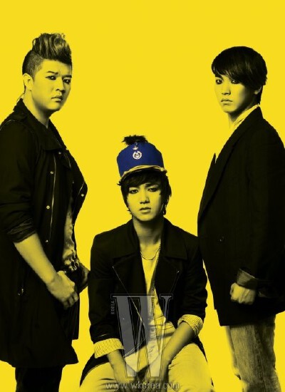 Super Junior为韩国《W》杂志拍摄的最新写真完整版终于曝光。浓艳色彩配合成员们冷峻的表情，潮范儿十足。