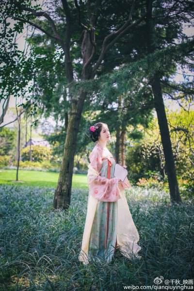 【谷雨】花褪残红青杏小，燕子飞时，绿水人家绕。出镜||@吃货娃娃 摄影||@一月是个拍照的 造型||@不堪其扰的三娘 今日谷雨，发组片子应个景儿~
