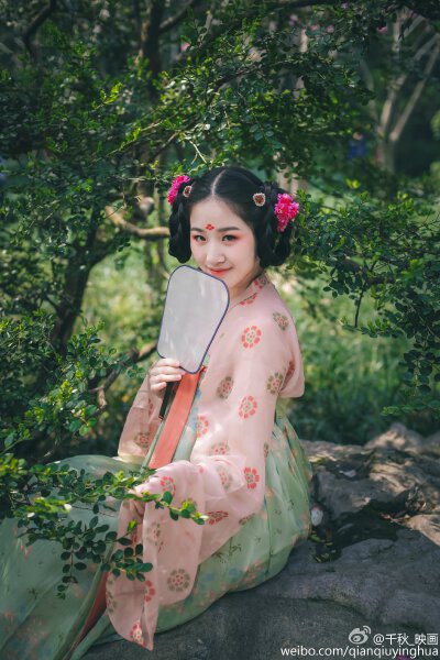 【谷雨】花褪残红青杏小，燕子飞时，绿水人家绕。出镜||@吃货娃娃 摄影||@一月是个拍照的 造型||@不堪其扰的三娘 今日谷雨，发组片子应个景儿~