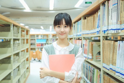 陈都灵，电影《左耳》女主，小耳朵扮演者。南航校花。