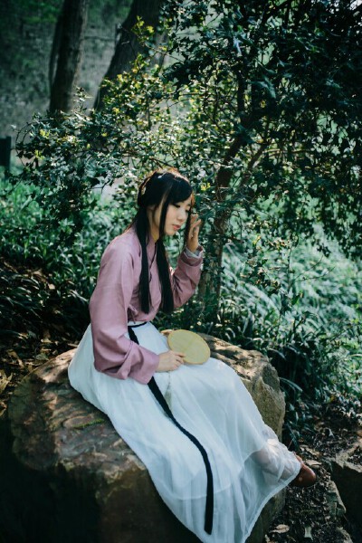 【大菇凉】【岂曰无衣 与子同袍】汉服 同袍 摄影 汉家衣裳 形制 袖制 摄影 气质 意境 唯美 齐腰襦裙 #汉服# 树深时见鹿，溪午不闻钟。团扇：@zootee猪蹄手工 服装：@三弄居 摄影：@卡夫卡的老狼 那天我们@冰莓莓 被…