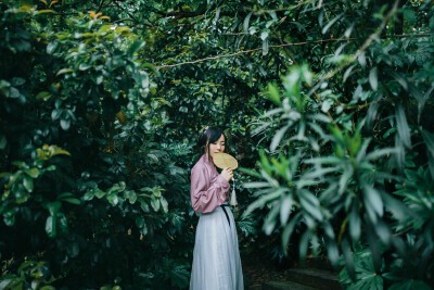【大菇凉】【岂曰无衣 与子同袍】汉服 同袍 摄影 汉家衣裳 形制 袖制 摄影 气质 意境 唯美 齐腰襦裙 #汉服# 树深时见鹿，溪午不闻钟。团扇：@zootee猪蹄手工 服装：@三弄居 摄影：@卡夫卡的老狼 那天我们@冰莓莓 被…