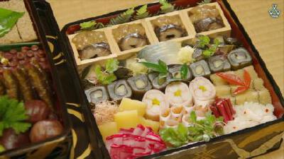  【2015日本NHK纪录片《四季的飨宴》】一部值得推荐的美食佳片。将京都料理分为四个季节娓娓道来，春季的樱花旬食，夏季的外送料理，秋季的高汤，冬季的年菜。每一个画面都是一幅有意境的画。一起 来体味每一道食物…