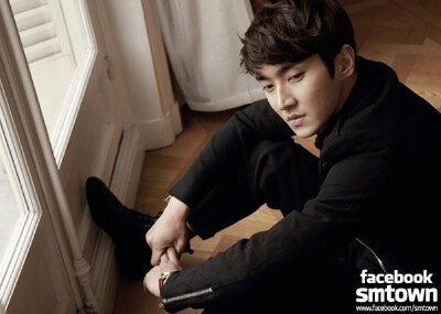 Super Junior 为了纪念11月6日是他们出道满七週年的日子，所以选在这天推出纪念写真书「Super Junior Boys In City Season 4. PARIS」。而台湾会在11月20日发行台压版。 在写真发行前，所属公司 SM Entertainment 也…