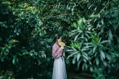 |转自微博@公子清欢_| #汉服# 树深时见鹿，溪午不闻钟。团扇：@zootee猪蹄手工 服装：@三弄居 摄影：@卡夫卡的老狼 那天我们@冰莓莓 被晒成琵琶湖三傻系列 [doge][doge][doge]