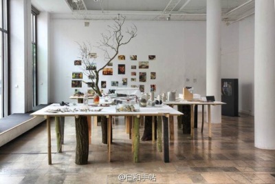 Earth &amp;amp; Water是波兰的一家艺术展馆，为了创造出自然氛围，室内建筑材料多为树木。展台的桌腿以枯树枝、木板制成，木桩被切割，或为装饰，或为器皿。当阳光照进展馆，会产生把自然搬进室内的效果。