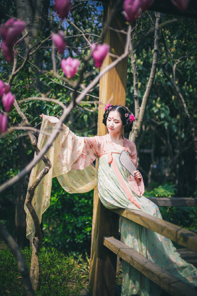 花褪残红青杏小，燕子飞时，绿水人家绕。