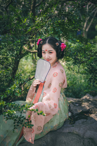 花褪残红青杏小，燕子飞时，绿水人家绕。