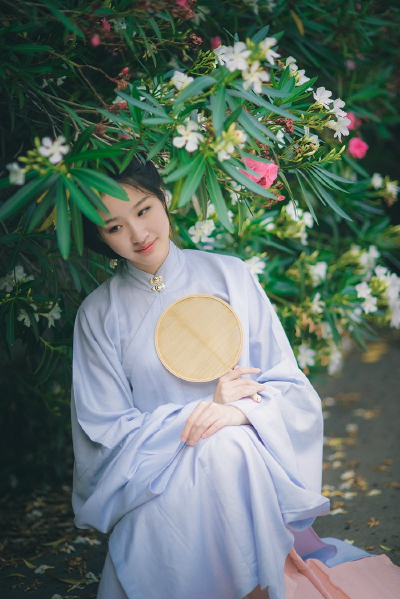 妾容似桃萼，郎心如竹枝，桃花有时谢，竹枝无时衰。
春园灼灼自颜色，愿言岁晚长相随。
