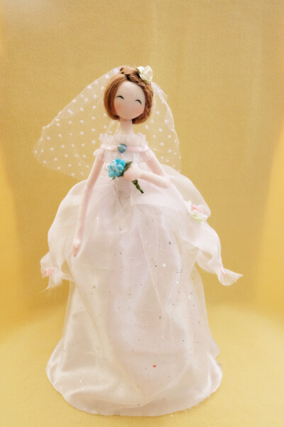 做的的第一个婚纱娃娃~美美哒