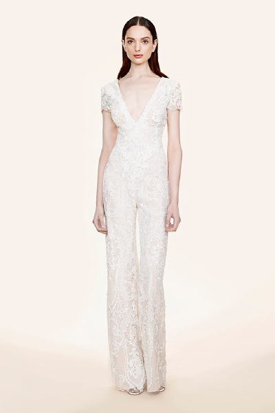 Marchesa 2016 Resort。玛切萨2016早春度假系列。有如高级定制般卓绝的设计与极致的手工，从优雅温婉的短裙到震慑四座的礼服，每一件都宛如从神话中不慎坠入凡尘，但依旧是美到让人无法反驳。巧夺天工四个字，也真正…