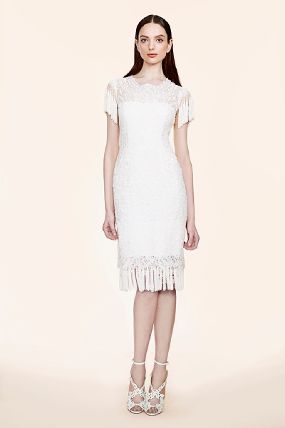 Marchesa 2016 Resort。玛切萨2016早春度假系列。有如高级定制般卓绝的设计与极致的手工，从优雅温婉的短裙到震慑四座的礼服，每一件都宛如从神话中不慎坠入凡尘，但依旧是美到让人无法反驳。巧夺天工四个字，也真正…