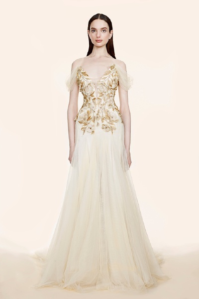 Marchesa 2016 Resort。玛切萨2016早春度假系列。有如高级定制般卓绝的设计与极致的手工，从优雅温婉的短裙到震慑四座的礼服，每一件都宛如从神话中不慎坠入凡尘，但依旧是美到让人无法反驳。巧夺天工四个字，也真正…