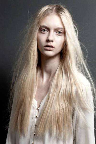 娜斯提娅·库萨齐纳(Nastya Kusakina)是来自俄罗斯的新生代仙女系超模，清纯而美丽，Nastya Kusakina曾为Raf Simons主理的吉尔·桑德 (Jil Sander) 最终季做开场模特.