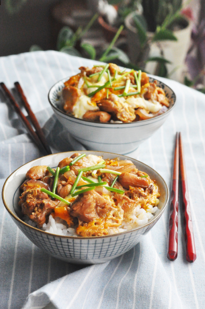 { 6.23 }日式亲子丼。（做法：①鸡腿去骨，洋葱切丝，打蛋要保留蛋黄和蛋白分明②调料汁：半碗水+盐+酱油+料酒+砂糖+清酒③无油，中火煎黄鸡肉皮，切小块备用④料汁水加洋葱丝煮沸，放鸡肉块煮熟⑤蛋液分两次倒入锅…
