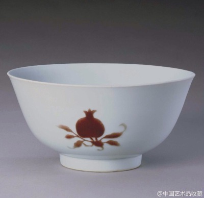 【 清雍正 《釉里红三果纹碗》 】高9.2cm、口径19.0cm、足径8.0cm，北京故宫博物院藏。 碗敞口，弧壁，圈足。碗内壁光素无纹，外壁以釉里红为饰，腹部一周分别绘石榴、桃、枇杷3种瑞果图案，寓意多子、长寿、多福。…