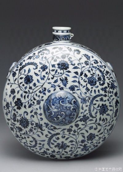 【 明永乐 《青花花卉纹扁壶》】高38.8cm，口径5.4cm，背径34.4cm；带座高45.5cm，宽36.5cm。台北故宫藏。器形仿自西域水囊造型，附镂雕双龙抢珠红木座。壶整体呈扁圆形，小圆唇口，口旁有一圆系，应是系壶盖之用，…