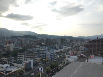 这个场景光照对比很强烈，普通模式下山上的天空肯定会过度曝光