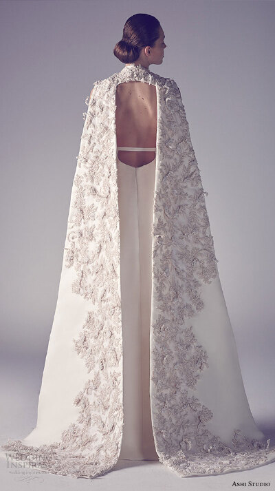 Ashi Studio 释出2015春夏定制婚纱系列LooK，整个系列如梦似幻，令人仿佛坠入人间仙境。此次设计的灵感来源于2009年的电影《Grey Gardesn（灰色花园）》，故事与一位永远的缪斯女神有关，她的名字是杰奎琳·肯尼迪。