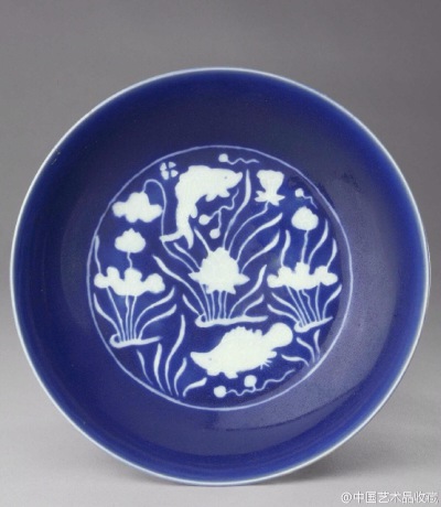 【 明宣德 《蓝釉白花鱼莲纹盘》 】高4cm、口径19.2cm、足径12.7cm，北京故宫博物院藏。此盘器型规整，胎体厚重，蓝釉厚润莹亮，白釉鱼莲纹刻画得精美生动，既有天然意趣，又富装饰美感。鱼纹是我国传统的工艺装饰题…