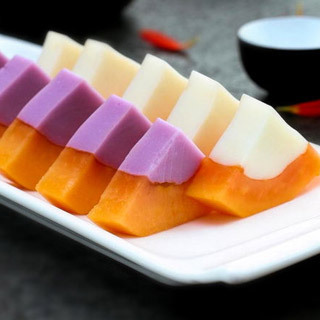 【DIY美容木瓜冻】 用料: 木瓜两个、鲜牛奶适量、吉利丁片2片、糖适量、炼乳适量、紫薯一个。1. 紫薯削皮上锅蒸熟2. 将蒸熟的紫薯取出，倒入料理机搅拌。3. 在倒入加热的纯牛奶继续搅打。4. 加入糖搅打至顺滑无颗粒…