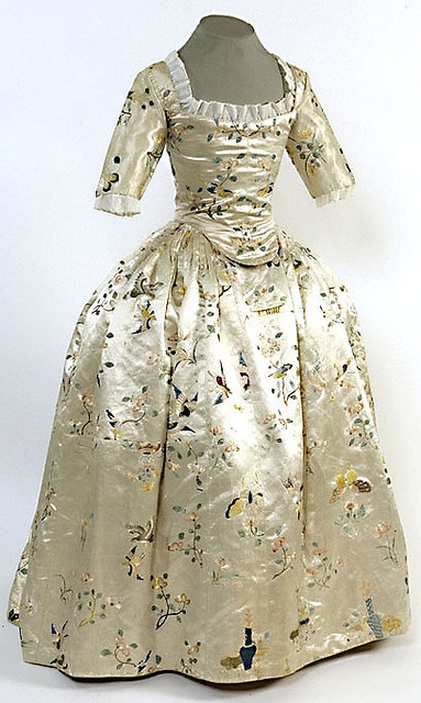 英国（制造），1760。象牙丝绸手绣彩色丝绸的花卉图案，鸟，蝴蝶和鲜花和水果篮子。