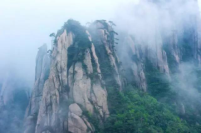 神奇的造物主孕育了无数的名山胜水，三清山历经地质历史上的沧桑巨变，终以其雄奇险秀的神采成为大自然的瑰宝。