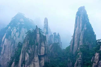  石峰石笋，拔地而起，参差高下，蔚然成“林”，为三清山奇特的“石林景观”。人游其间，纵横交错，宽者如通衢，窄者如小巷，高如摩天大厦，细小者如碧玉琅矸，使人如同进入神话世界。
