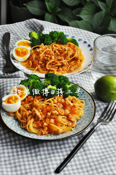 { 7.23 }肉酱意面。（做法：①意面煮熟沥水，加一点橄榄油②瘦肉切丁，用盐和料酒腌制一会，洋葱切碎③小火下黄油融化，加肉末炒变色，再加洋葱炒软④倒入番茄酱翻炒均匀，加意面翻炒入味，加黑胡椒出锅）微博粉丝快…