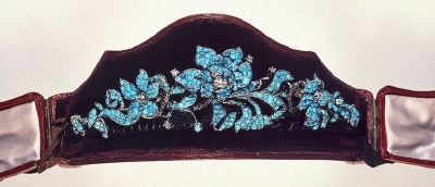 绿松石和钻石的王冠c1800-1850。黄金，绿松石，切割和未切割的钻石和丝绸；铸造。直径。13.5厘米|冬宫博物馆