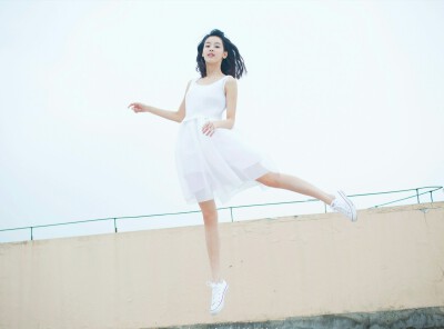 陈都灵。电影《左耳》女主角，小耳朵扮演者。南航校花。