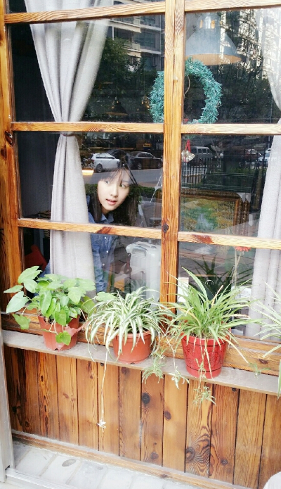 陈都灵。电影《左耳》女主角，小耳朵扮演者。南航校花。