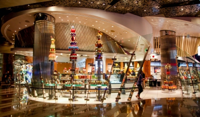 【Jean Philippe Patisserie】有法国第一糕点师之称的Jean Philippe以自己的名字在Vegas开了两家法式甜品店。最早是设在Bellagio酒店里，之后又在相邻的Aria开设了第二家分店。Jean Philippe的理念是希望甜品如珠宝…