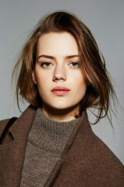 Esther Heesch 艾瑟·希施，来自德国的新人仙女模特，19岁，身高180cm。有着鹅蛋脸和迷人的绿眼睛，硬照非常美。