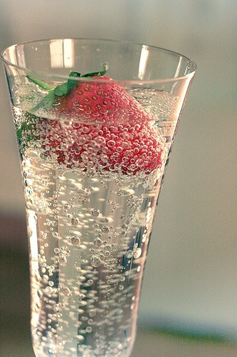  ❀【草莓汽水】---⑴原料：凉开水、草莓各500g，白砂糖25g，柠檬酸、小苏打各3g，食用柠檬香精少许。⑵做法：1、将草莓洗净，榨取汁液。将白砂糖倒入凉开水中充分搅拌，使之完全溶解。 2、接着将草莓汁、柠檬酸、食…
