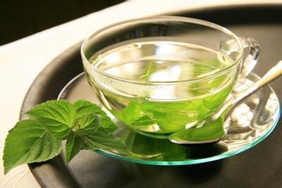 ❀【冰糖薄荷茶】---⑴原料：薄荷叶5-10片、冰糖或者是蜂蜜、果汁。⑵做法：将刚买来的中药薄荷叶用冷水洗净后放到茶杯中，加入热水200毫升，加盖15-20分钟直到药香散出即可。---PS:*等凉的时候根据个人的喜好加入冰…