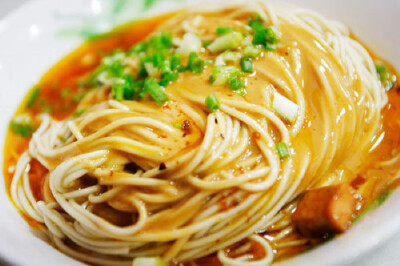 【麻酱香拌面】食材：挂面200g 配料 芝麻酱、油、蚝油、芝麻油、盐、味极鲜、糖 做法：① 芝麻酱用少许熟的食用油调稀，加入适量的盐、糖、味极鲜、蚝油，搅拌均匀即可。 ② 锅里水开后，把挂面放入，煮至成熟，捞出…