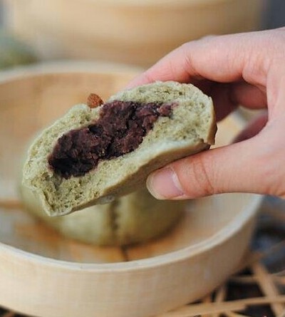 『全麦抹茶豆沙包』 外皮材料 全麦面粉250克 水135克 干酵母3克 白砂糖25克 抹茶粉10克 葡萄干少许 内馅材料 红豆沙200克 做法 外皮材料混合揉成面团，温暖处发酵至两倍；排气，分成8等份，松弛5分钟；取一份面团擀…