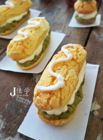 【酥皮泡芙】酥皮：黄油软化加糖粉，用手抽打到蓬松，颜色变浅～筛入面粉，拌至无干粉～把面团整形成长8厘米，宽4厘米，高2厘米的长方体面团，包上保鲜膜，冰箱冷冻30分钟～再做泡芙体。黄油，牛奶，盐和糖混合，放…