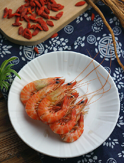 【酒汁醉虾】材料：九节虾300克、当归3克、枸杞3克、红枣3粒、红酒250克、米酒120克、细盐适量 做法：1.汤锅里加入清水、红酒、米酒，将当归、红枣、枸杞冲洗好一并加入。2.大火煮开，转小火焖煮二十分钟，煮好后放…